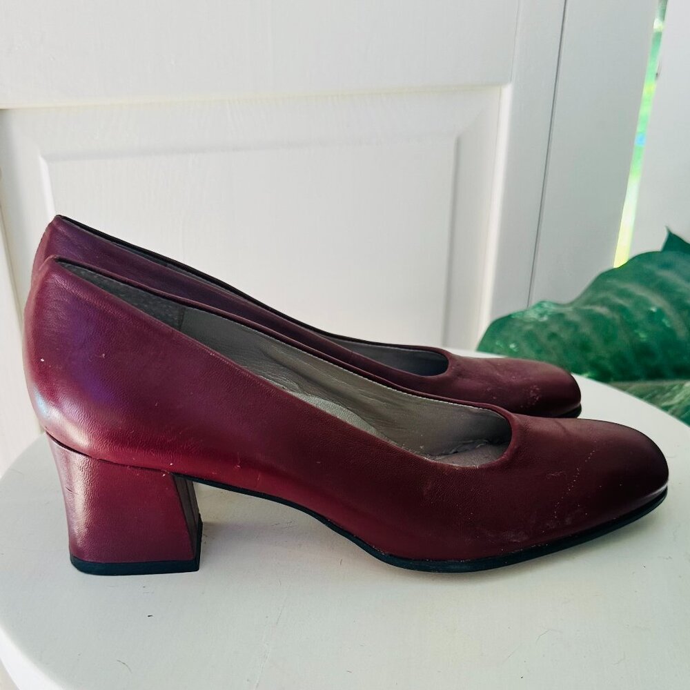 Vintage 1970s Trotters Burgundy Leather Block Heel Pumps Size 7 Narrow